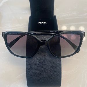 Brand new PRADA sunglasses 🕶